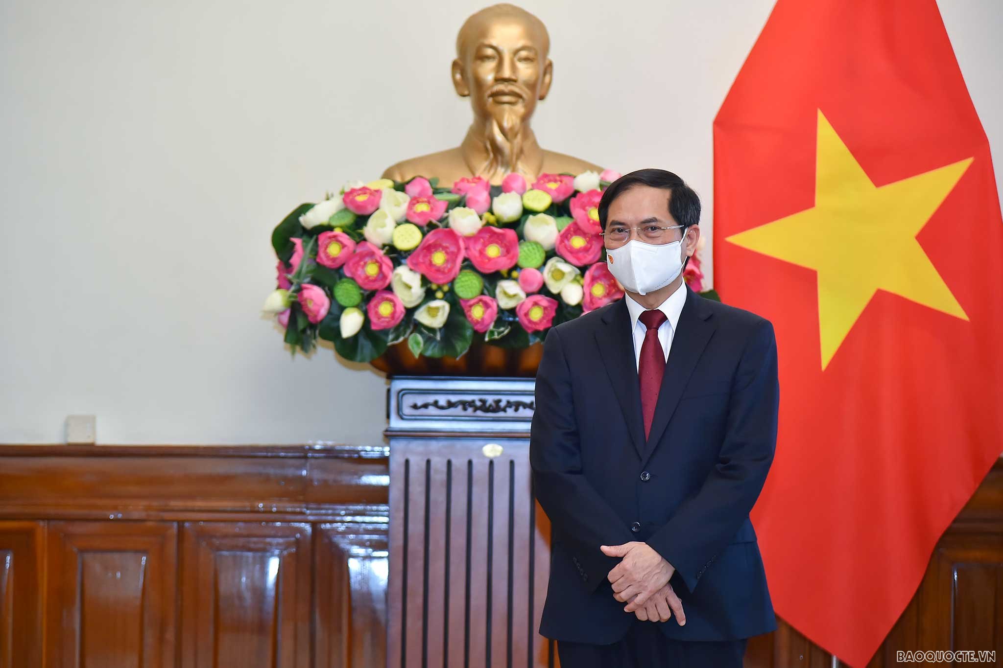 Bộ trưởng Ngoại giao Bùi Thanh Sơn trao quyết định điều động Vụ trưởng và bổ nhiệm Tổng Lãnh sự Bộ trưởng Ngoại giao Bùi Thanh Sơn trao quyết định điều động Vụ trưởng và bổ nhiệm Tổng Lãnh sự