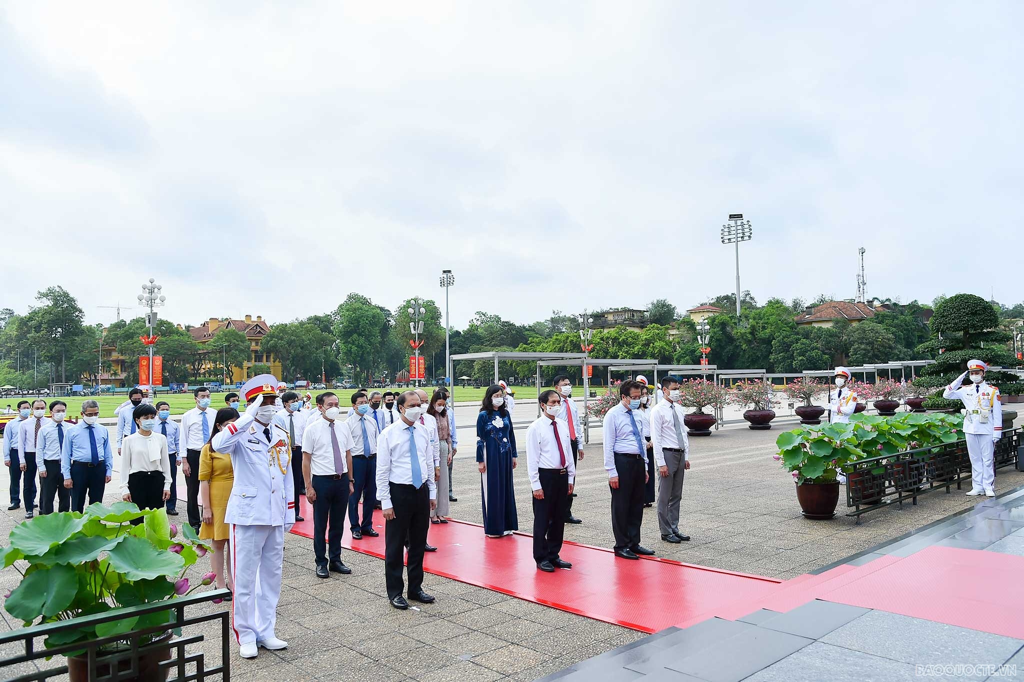 Là người dẫn dắt cuộc cách mạng đi đến thắng lợi, lãnh tụ Hồ Chí Minh nắm giữ vai trò Chủ tịch Chính phủ Cách mạng đồng thời là vị Bộ trưởng Ngoại giao đầu tiên của Chính phủ Việt Nam Dân chủ Cộng hòa giai đoạn 1945-1946.