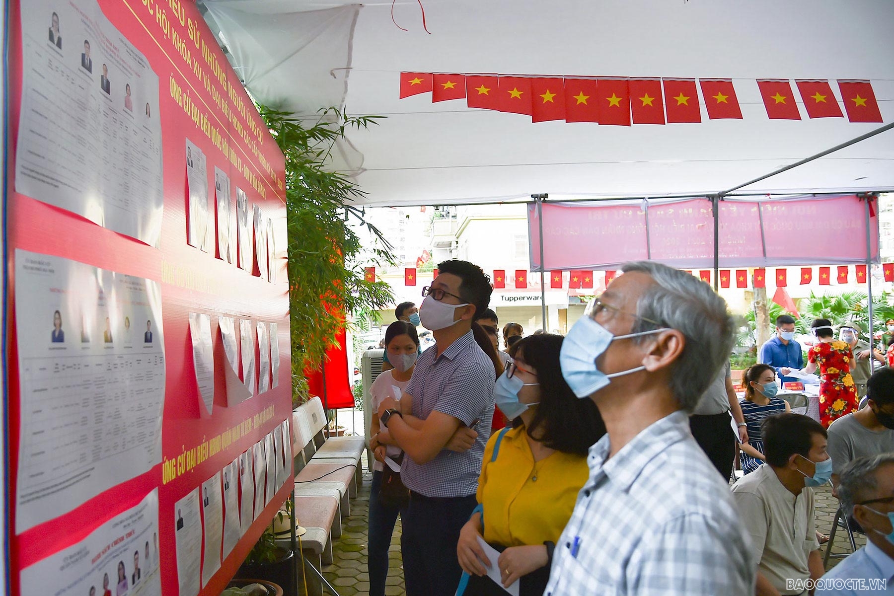 Bộ trưởng Ngoại giao Bùi Thanh Sơn tham gia bỏ phiếu bầu cử tại quận Nam Từ Liêm, Hà Nội