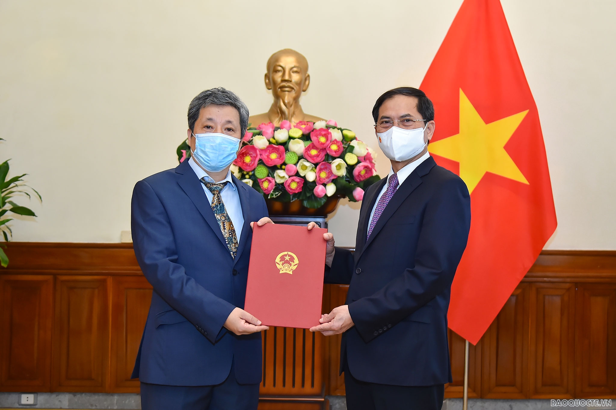 Ủy viên Trung ương Đảng, Bộ trưởng Ngoại giao Bùi Thanh Sơn đã trao quyết định tiếp nhận và điều động ông Trần Ngọc An, nguyên Đại sứ đặc mệnh toàn quyền Việt Nam tại Anh, hết nhiệm kỳ về nước, giữ chức Vụ trưởng Vụ châu Âu, Bộ Ngoại giao. Ủy viên Trung ương Đảng, Bộ trưởng Ngoại giao Bùi Thanh Sơn đã trao quyết định tiếp nhận và điều động ông Trần Ngọc An, nguyên Đại sứ đặc mệnh toàn quyền Việt Nam tại Anh, hết nhiệm kỳ về nước, giữ chức Vụ trưởng Vụ châu Âu, Bộ Ngoại giao.