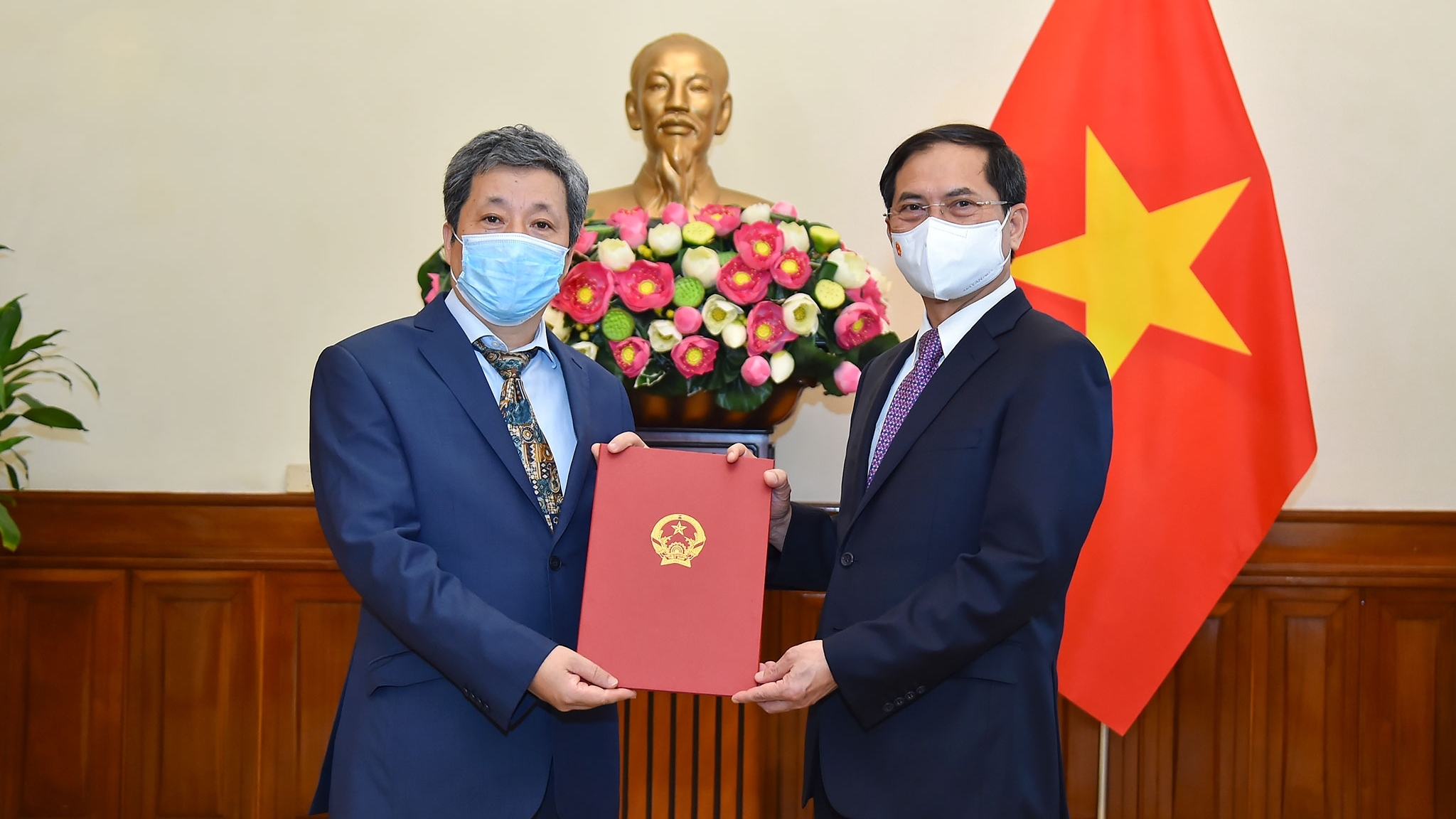 Bộ trưởng Ngoại giao Bùi Thanh Sơn trao quyết định bổ nhiệm Vụ trưởng Vụ châu Âu