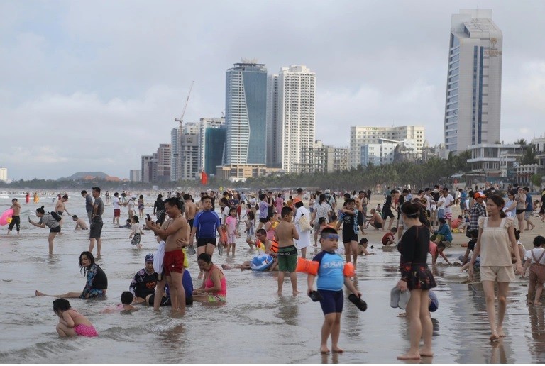 Tưng bừng lễ hội, hoạt động văn hóa dịp nghỉ lễ 30/4, 1/5, nhiều nơi xẩy ra quá tải khách du lịch, tham quan Tưng bừng lễ hội, hoạt động văn hóa dịp nghỉ lễ 30/4, 1/5, nhiều nơi quá tải khách du lịch, tham quan