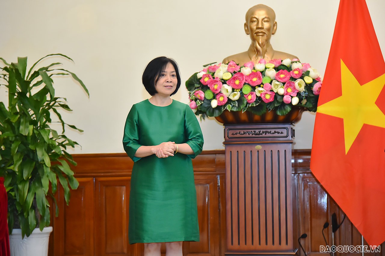 Thay mặt cho ông Đặng Chung Thủy, bà Nguyễn Thị Bích Huệ bày tỏ vinh dự khi được tập thể Lãnh đạo Bộ tin tưởng phân công nhiệm vụ mới; khẳng định sẽ cố gắng hết sức mình để hoàn thành tốt công việc được giao, xứng đáng với sự tin cậy của Lãnh đạo Bộ.