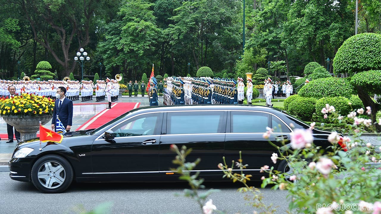 Nhận lời mời của Chủ tịch nước Nguyễn Xuân Phúc, Tổng thống Hy Lạp Katerina Sakellaropoulou đã thăm chính thức Việt Nam từ ngày 15-19/5. Sáng 16/5, Chủ tịch nước Nguyễn Xuân Phúc đón chính thức và hội đàm với Tổng thống Hy Lạp Katerina Sakellaropoulou. (Ả