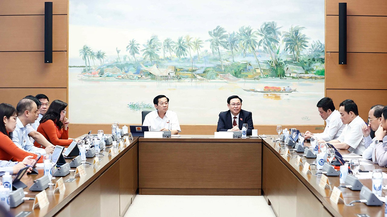 Chủ tịch Quốc hội Vương Đình Huệ phát biểu tại phiên họp tổ ngày 24/5.