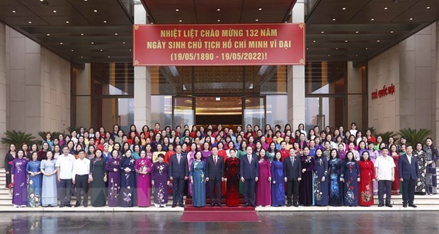 Chủ tịch Quốc hội Vương Đình Huệ với các đại biểu. 