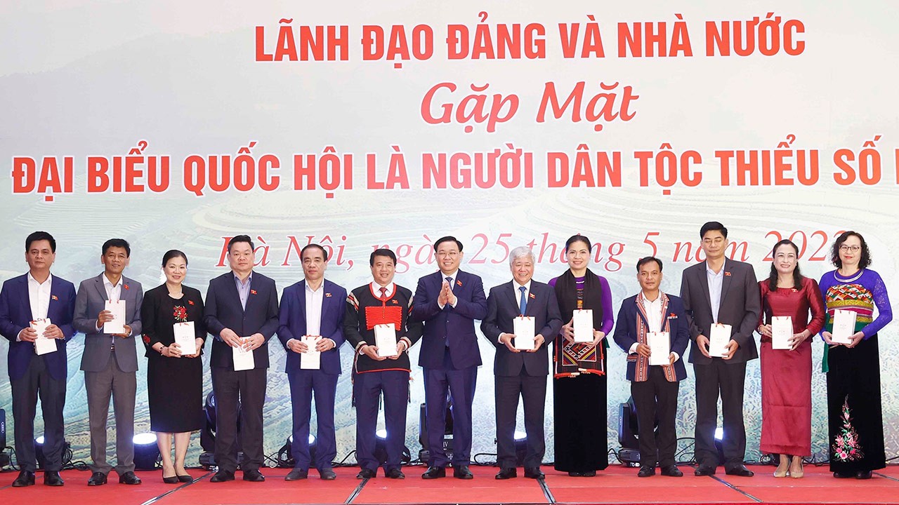 Chủ tịch Quốc hội Vương Đình Huệ tặng quà cho các đại biểu Quốc hội là người dân tộc thiểu số khoá XV về dự Kỳ họp thứ 3. Chủ tịch Quốc hội Vương Đình Huệ tặng quà cho các đại biểu Quốc hội là người dân tộc thiểu số khoá XV về dự Kỳ họp thứ 3.