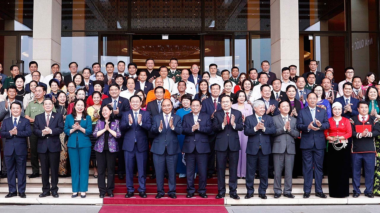 Chiều tối 25/5, tại Nhà Quốc hội, Lãnh đạo Đảng và Nhà nước gặp mặt đại biểu Quốc hội khóa XV là người dân tộc thiểu số. Chiều tối 25/5, tại Nhà Quốc hội, Lãnh đạo Đảng và Nhà nước gặp mặt đại biểu Quốc hội khóa XV là người dân tộc thiểu số.