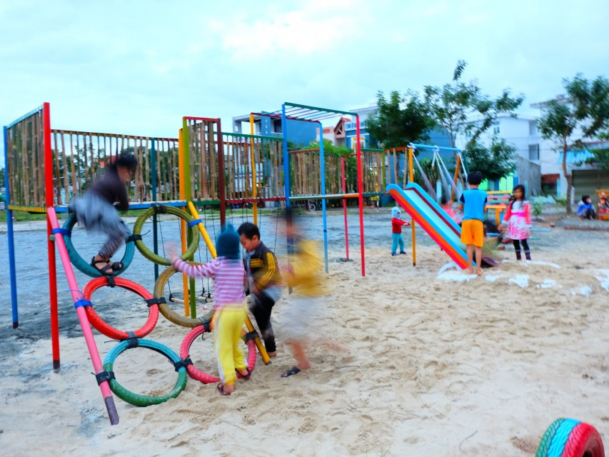 Bao giờ có đủ sân chơi cho trẻ?