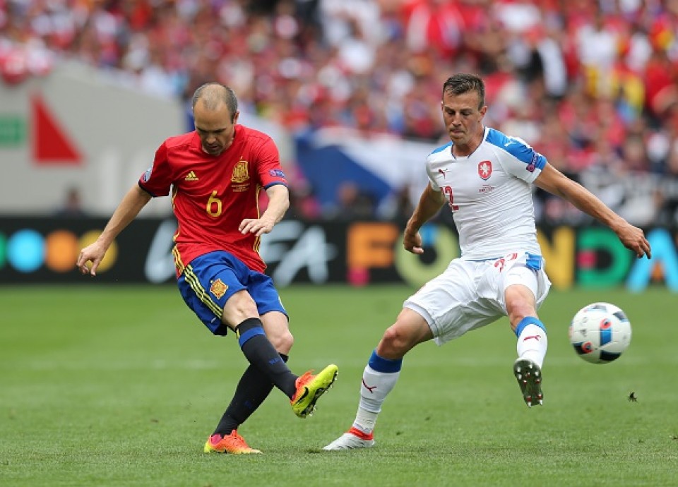 gerard pique huc do xe buyt hai tang czech