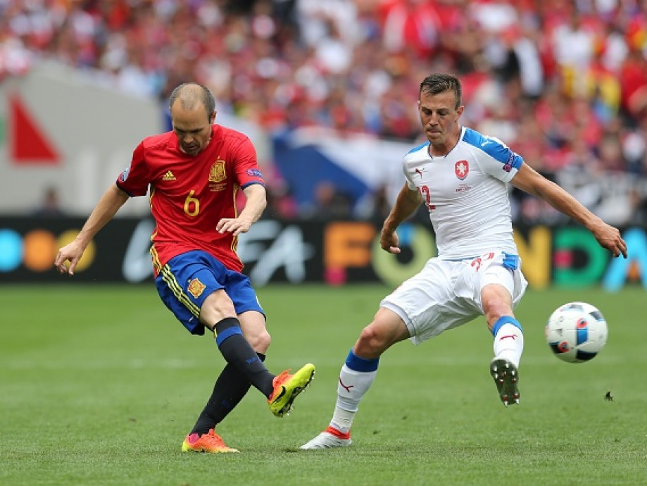Gerard Pique “húc đổ xe buýt hai tầng” Czech