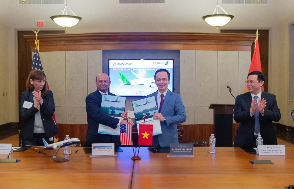 Phó Thủ tướng Vương Đình Huệ dự lễ ký mua 20 máy bay Boeing