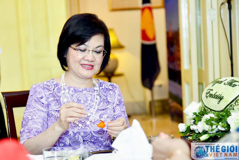 nhom phu nu cong dong asean tham gia lam mon an cung dinh thai lan