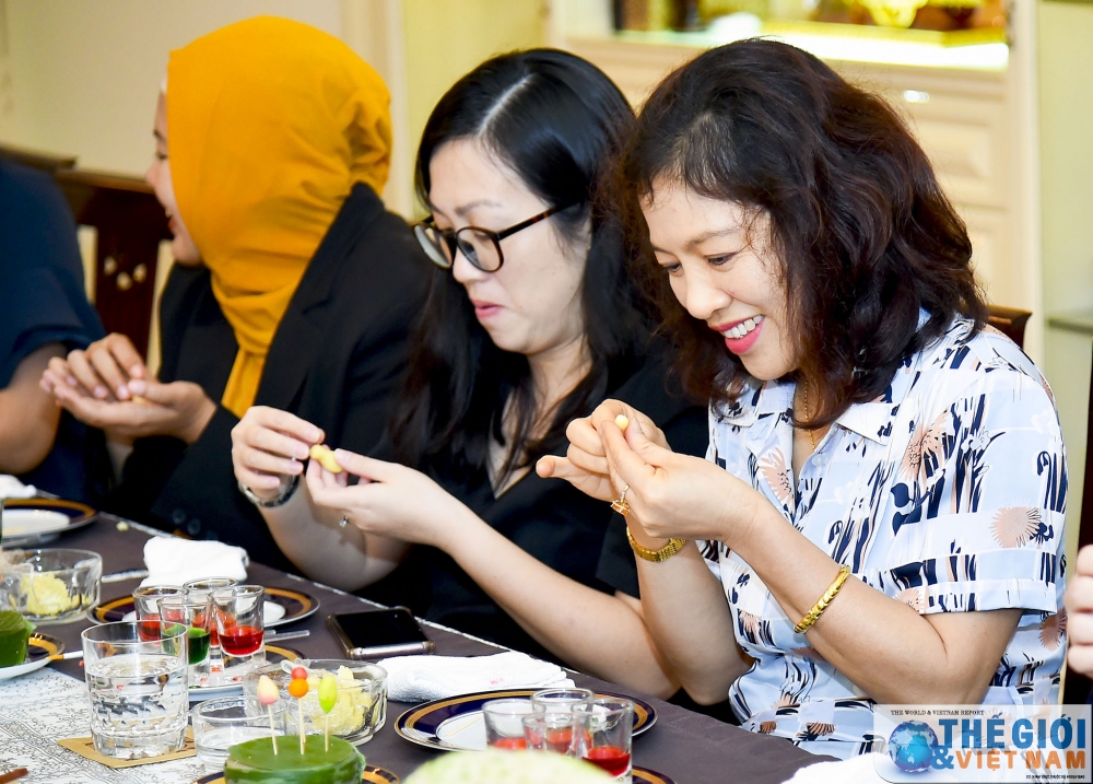 nhom phu nu cong dong asean tham gia lam mon an cung dinh thai lan