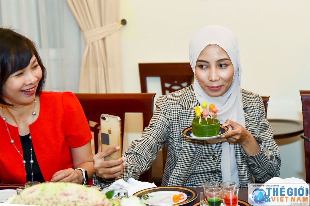 nhom phu nu cong dong asean tham gia lam mon an cung dinh thai lan