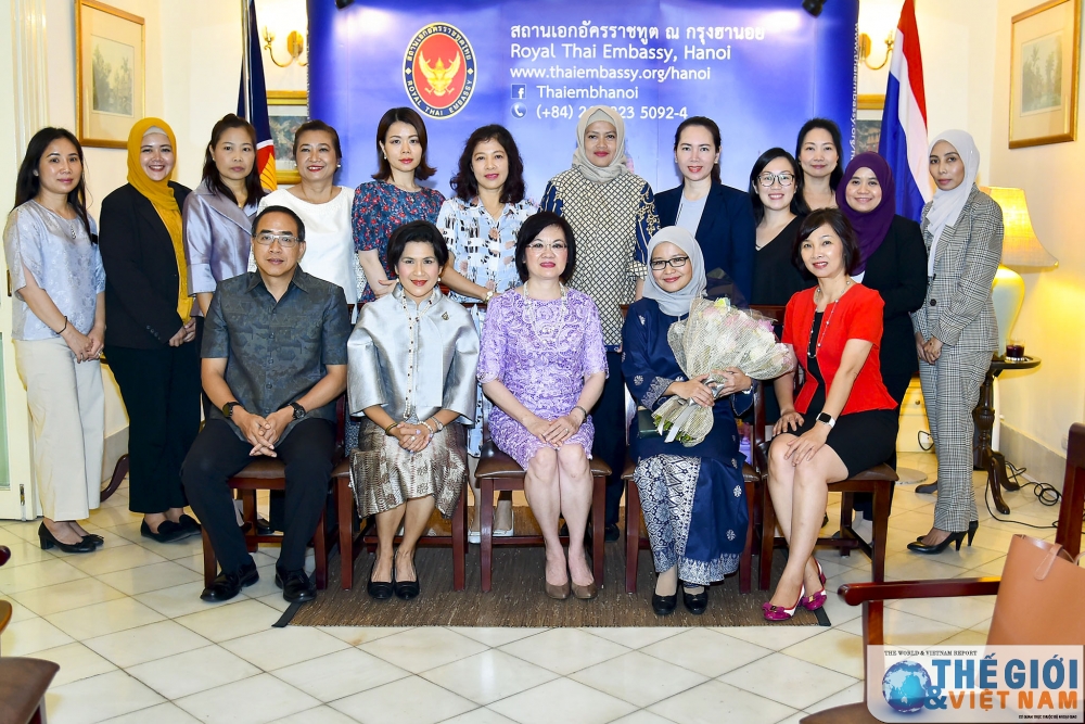 nhom phu nu cong dong asean tham gia lam mon an cung dinh thai lan