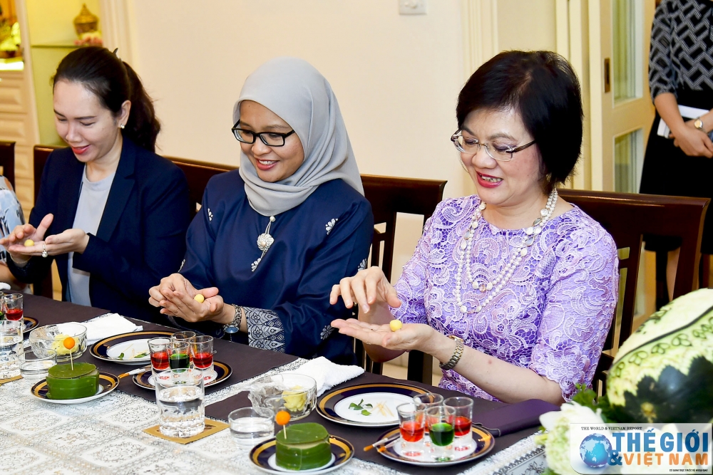 nhom phu nu cong dong asean tham gia lam mon an cung dinh thai lan