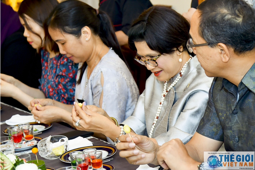 nhom phu nu cong dong asean tham gia lam mon an cung dinh thai lan