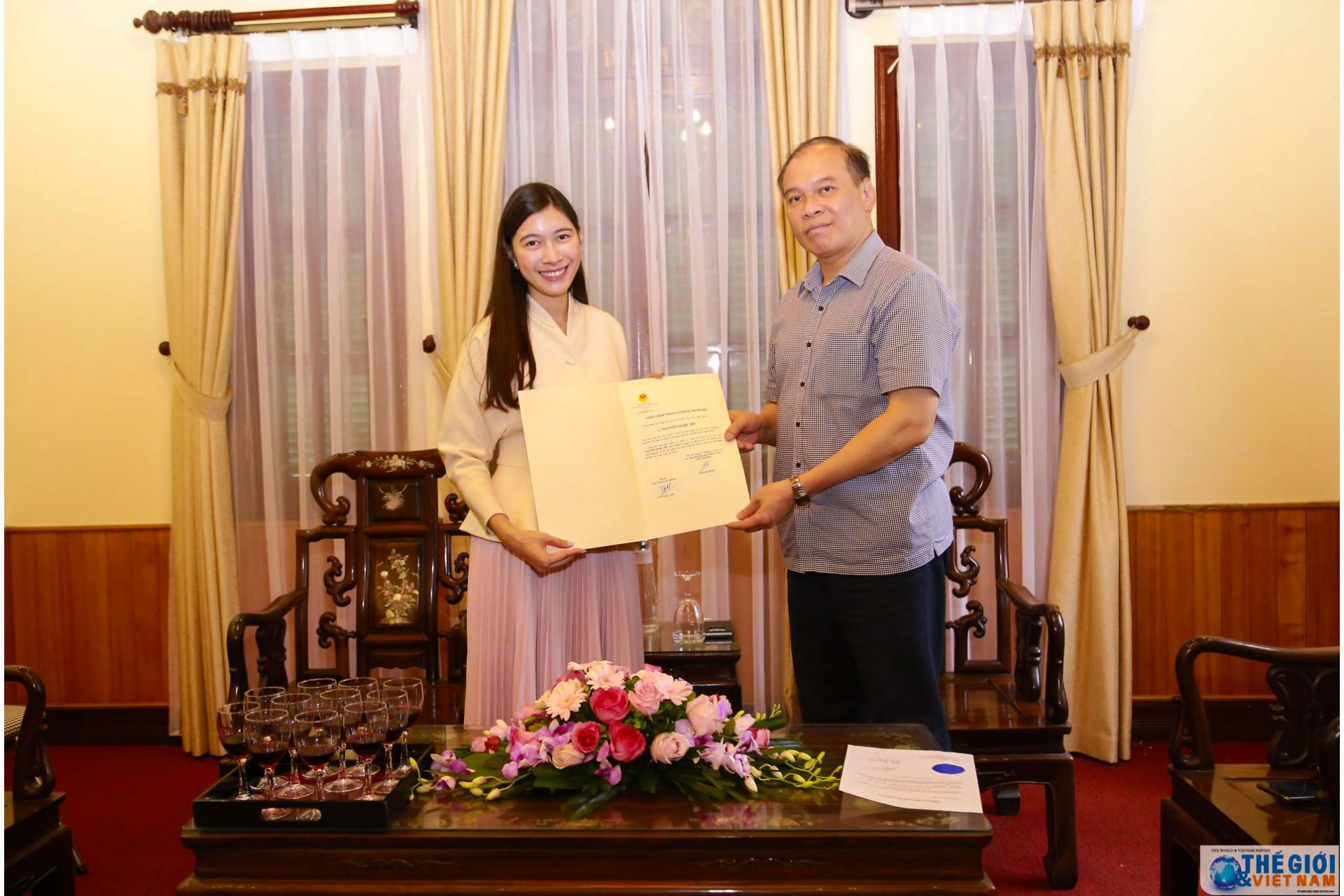 lanh dao cuc lanh su trao giay chap nhan lanh su danh du iceland cho ba nguyen ngoc my