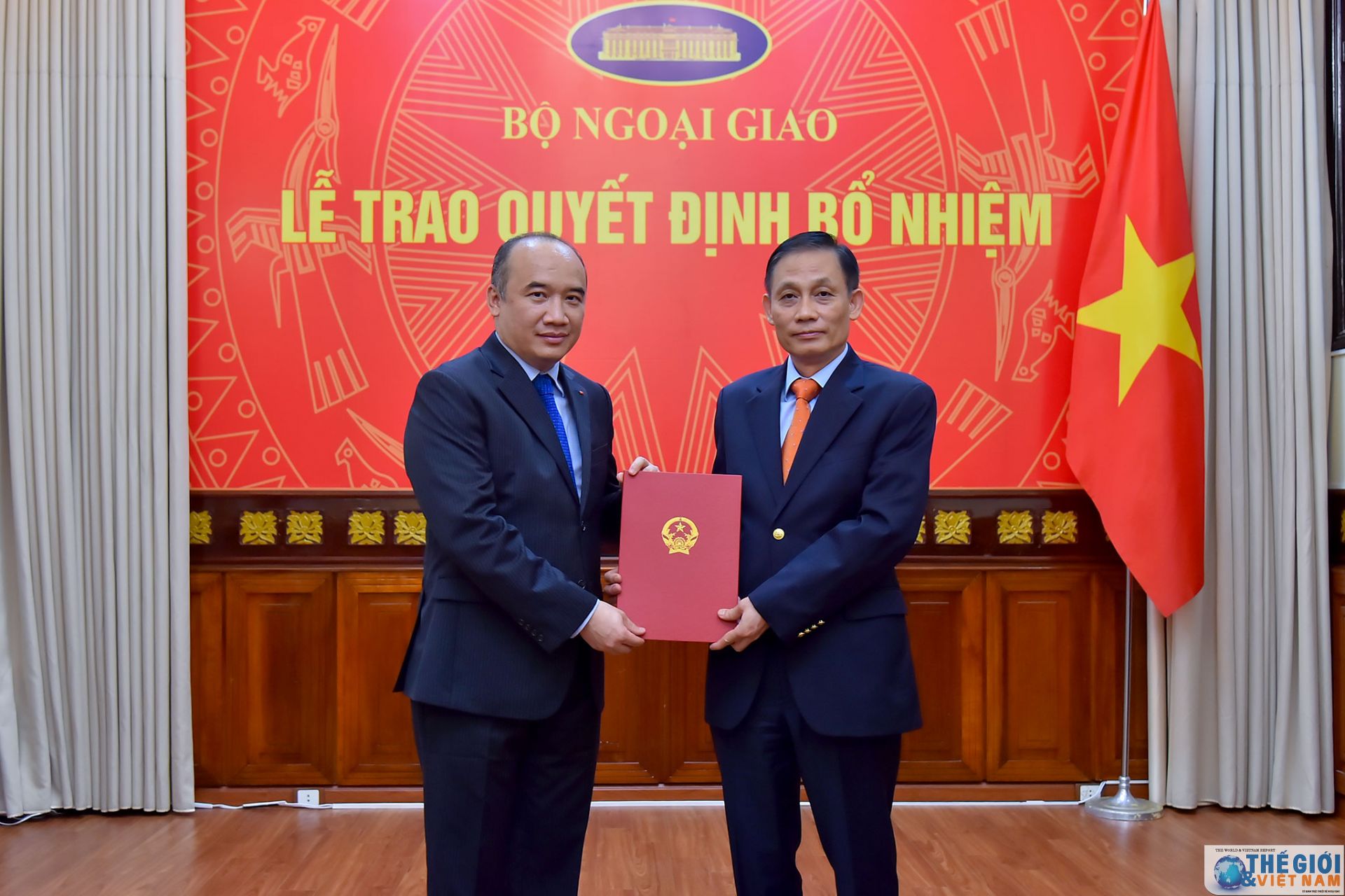 Thứ trưởng Ngoại giao Lê Hoài Trung trao quyết định bổ nhiệm cán bộ cấp Vụ thu truong ngoai giao le hoai trung trao quyet dinh bo nhiem can bo cap vu