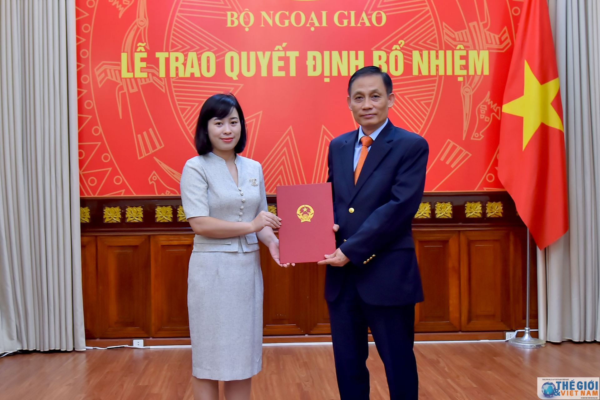 Thứ trưởng Ngoại giao Lê Hoài Trung trao quyết định bổ nhiệm cán bộ cấp Vụ thu truong ngoai giao le hoai trung trao quyet dinh bo nhiem can bo cap vu