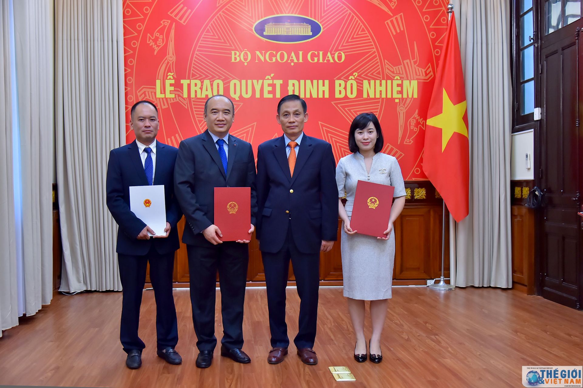 Thứ trưởng Ngoại giao Lê Hoài Trung trao quyết định bổ nhiệm cán bộ cấp Vụ thu truong ngoai giao le hoai trung trao quyet dinh bo nhiem can bo cap vu