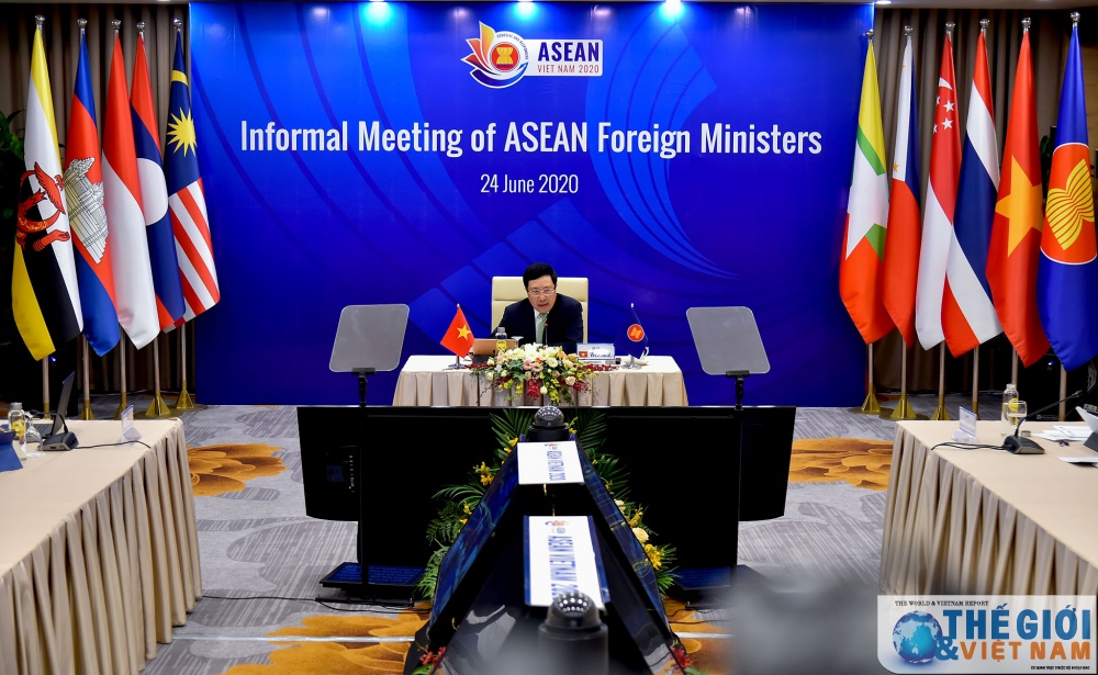 Phát biểu tại Hội nghị không chính thức Bộ trưởng Ngoại giao ASEAN, Phó Thủ tướng, Bộ trưởng Bộ Ngoại giao Phạm Bình Minh nhấn mạnh, cuộc khủng hoảng Covid-19 đã khiến Hội nghị không thể tổ chức trực tiếp theo kế hoạch. Tuy nhiên điều này sẽ không gây ảnh hưởng đến nỗ lực chung của các quốc gia trong việc thúc đẩy các chương trình nghị sự ưu tiên tại Hội nghị. khai mac hoi nghi khong chinh thuc bo truong ngoai giao asean 8