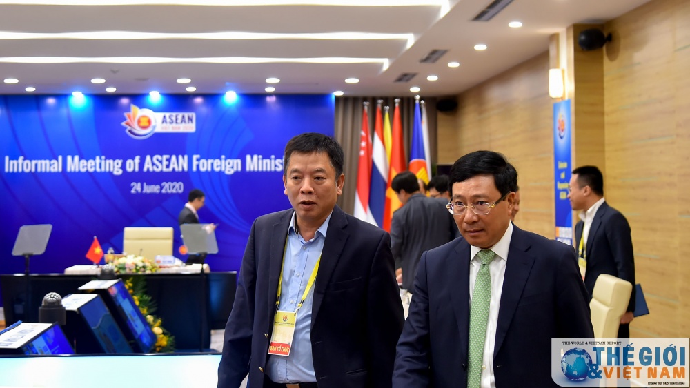 Phó Thủ tướng, Bộ trưởng Ngoại giao Phạm Bình Minh và Vụ trưởng Vụ ASEAN, Bộ Ngoại giao Vũ Hồ sau khi kết thúc Hội nghị không chính thức Bộ trưởng Ngoại giao ASEAN. toan canh cac hoi nghi truc tuyen cap bo truong ngoai giao asean sang 246 9