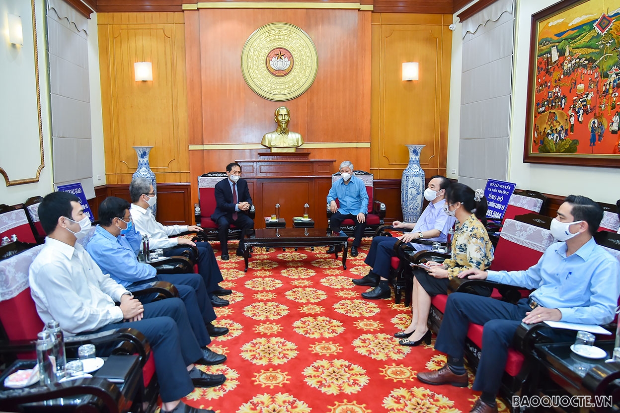 Bộ Ngoại giao trao tiền quyên góp, ủng hộ công tác phòng, chống dịch Covid-19
