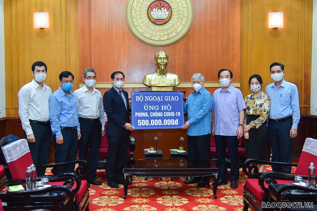 Bộ Ngoại giao trao tiền quyên góp, ủng hộ công tác phòng, chống dịch Covid-19