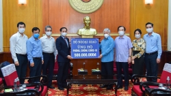 Bộ Ngoại giao trao tiền quyên góp, ủng hộ công tác phòng, chống dịch Covid-19