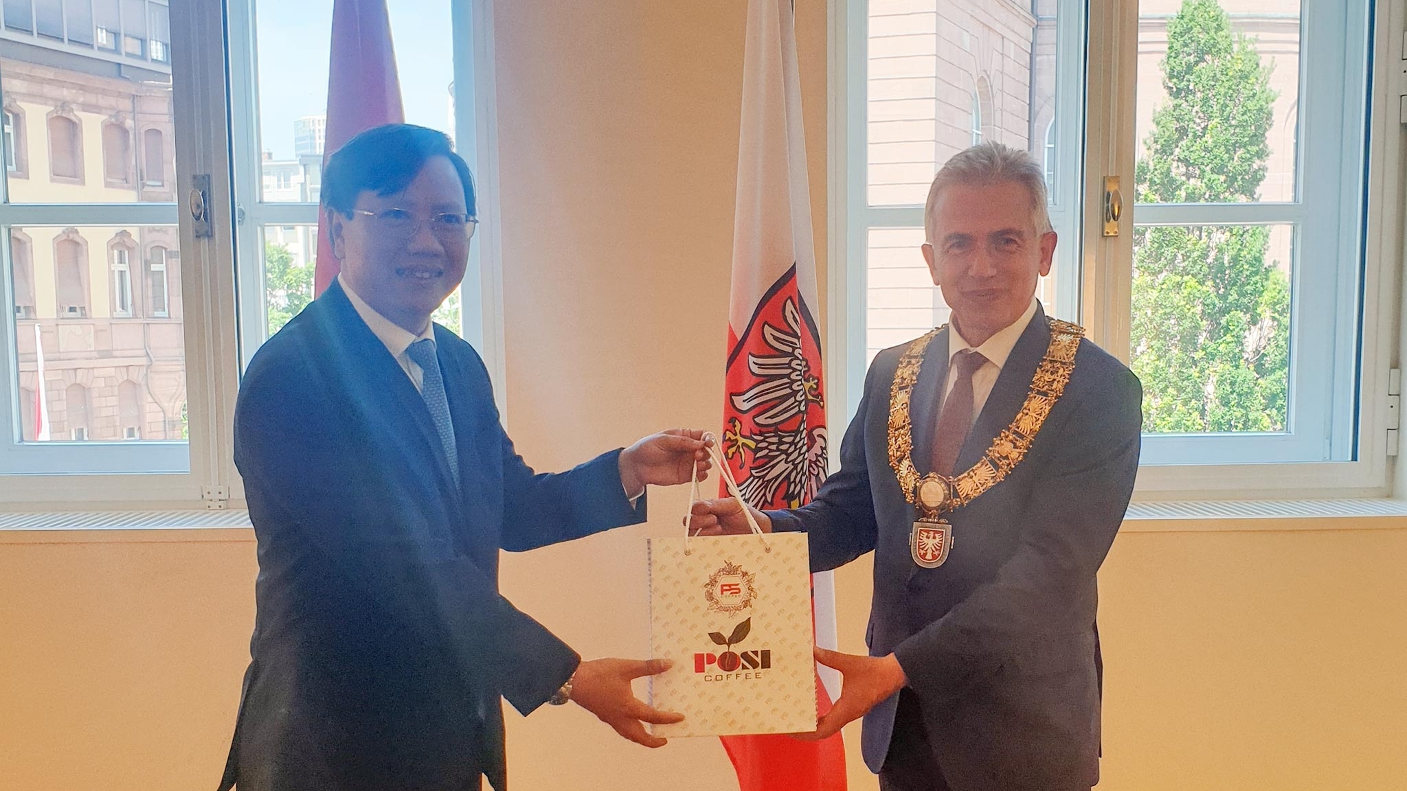 Tổng Lãnh sự Lê Quang Long chào xã giao Thị trưởng Frankfurt Peter Feldmann