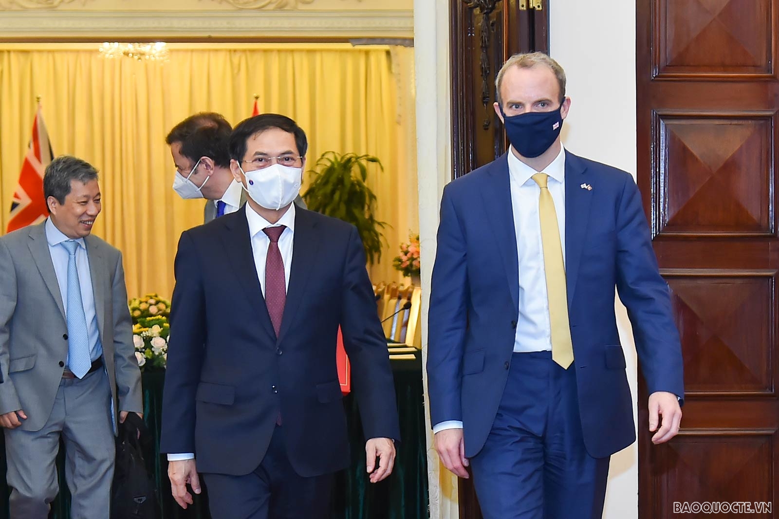Về đầu tư, tính đến hết năm 2020, Anh có 411 dự án còn hiệu lực đầu tư vào Việt Nam, với tổng số vốn đăng ký đạt 3,84 tỷ USD, đứng thứ 15/139 trong số các nước và vùng lãnh thổ có dự án đầu tư tại Việt Nam. Các công ty lớn có mặt tại Việt Nam: Công ty dầu khí BP, nhôm BHP Billiton, động cơ máy bay Rolls-Royce, viễn thông Vodafone, vận tải P&O, hoá chất dược GlaxoSmithKline, các ngân hàng HSBC, Standard Chartered, bảo hiểm Prudential. Ngân hàng Standard Chartered Bank và Ngân hàng HSBC là hai ngâNhận lời mời của Bộ trưởng Ngoại giao Bùi Thanh Sơn, Bộ trưởng thứ nhất, Bộ trưởng Ngoại giao và Phát triển Anh Dominic Raab thăm chính thức Việt Nam từ ngày 21-22/6. (Ảnh: Tuấn Anh)