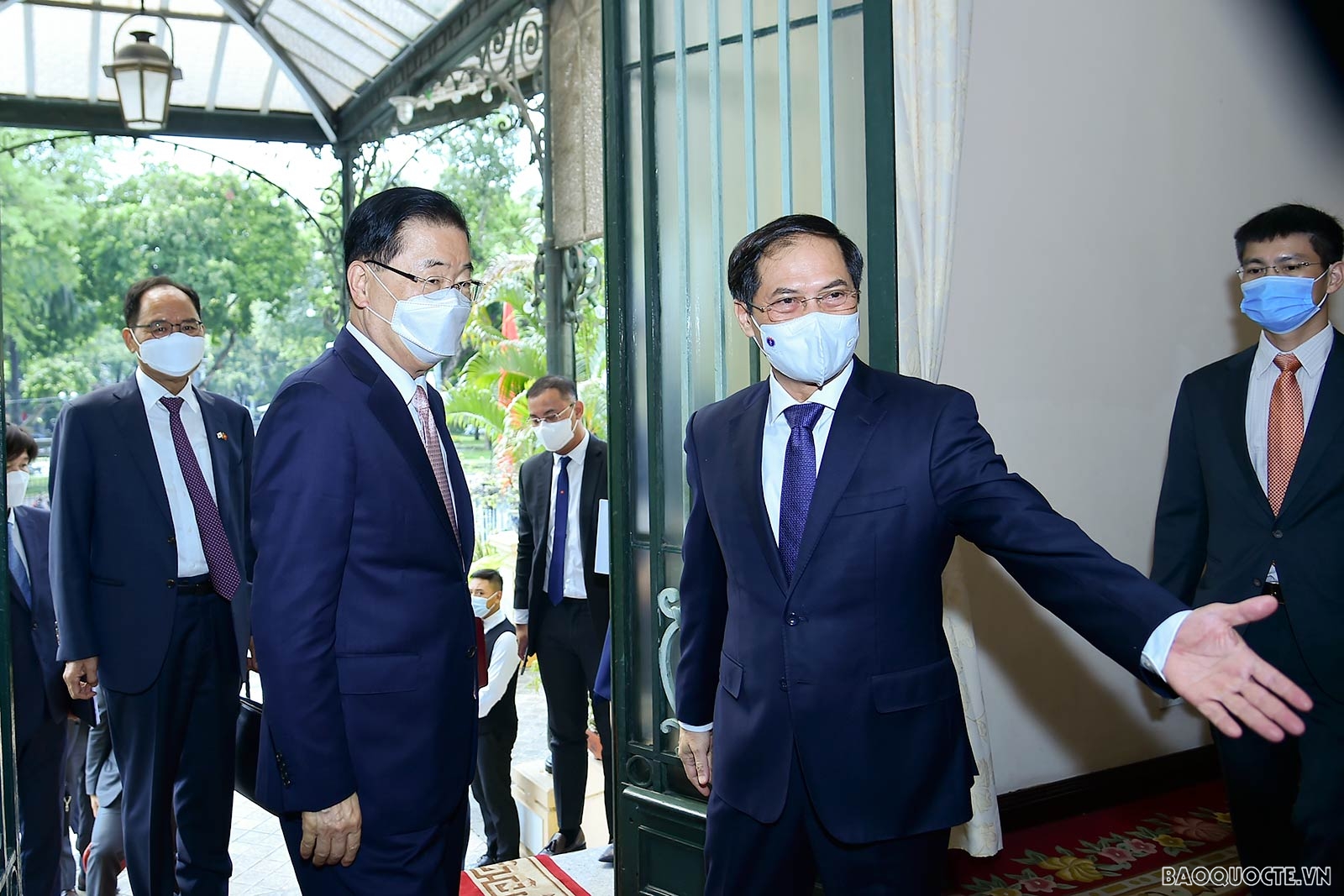 Bộ trưởng Ngoại giao Bùi Thanh Sơn đón, hội đàm với Bộ trưởng Ngoại giao Hàn Quốc Chung Eui Yong Bộ trưởng Ngoại giao Bùi Thanh Sơn đón, hội đàm với Bộ trưởng Ngoại giao Hàn Quốc Chung Eui Yong
