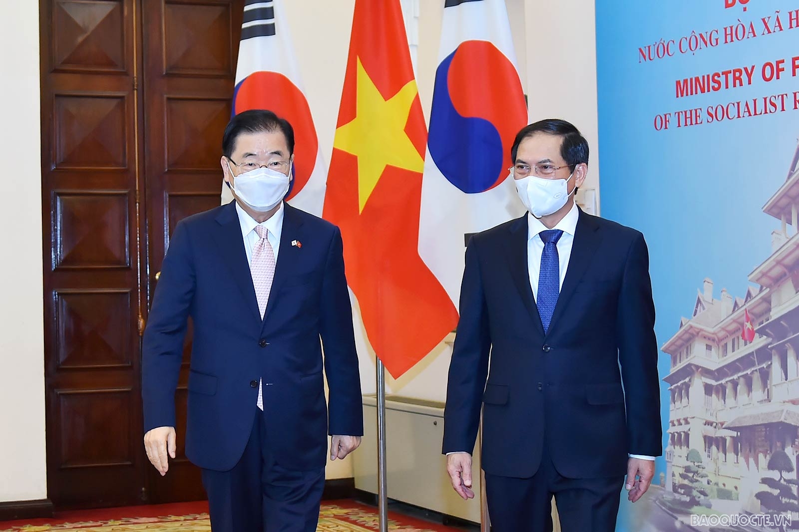 Bộ trưởng Ngoại giao Bùi Thanh Sơn đón, hội đàm với Bộ trưởng Ngoại giao Hàn Quốc Chung Eui Yong Bộ trưởng Ngoại giao Bùi Thanh Sơn đón, hội đàm với Bộ trưởng Ngoại giao Hàn Quốc Chung Eui Yong