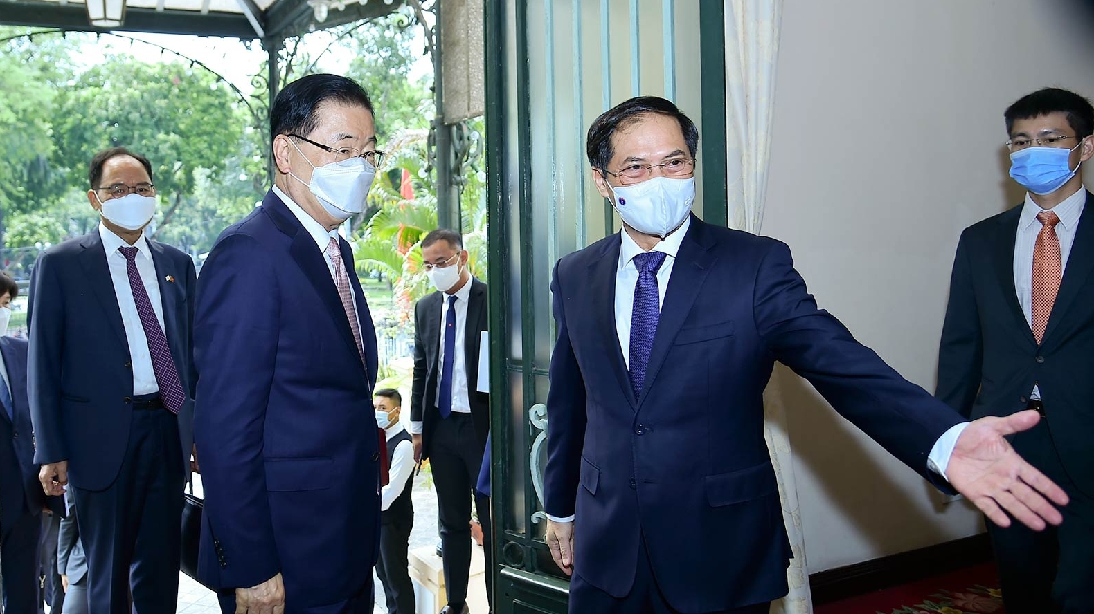 Bộ trưởng Ngoại giao Bùi Thanh Sơn đón, hội đàm với Bộ trưởng Ngoại giao Hàn Quốc Chung Eui Yong