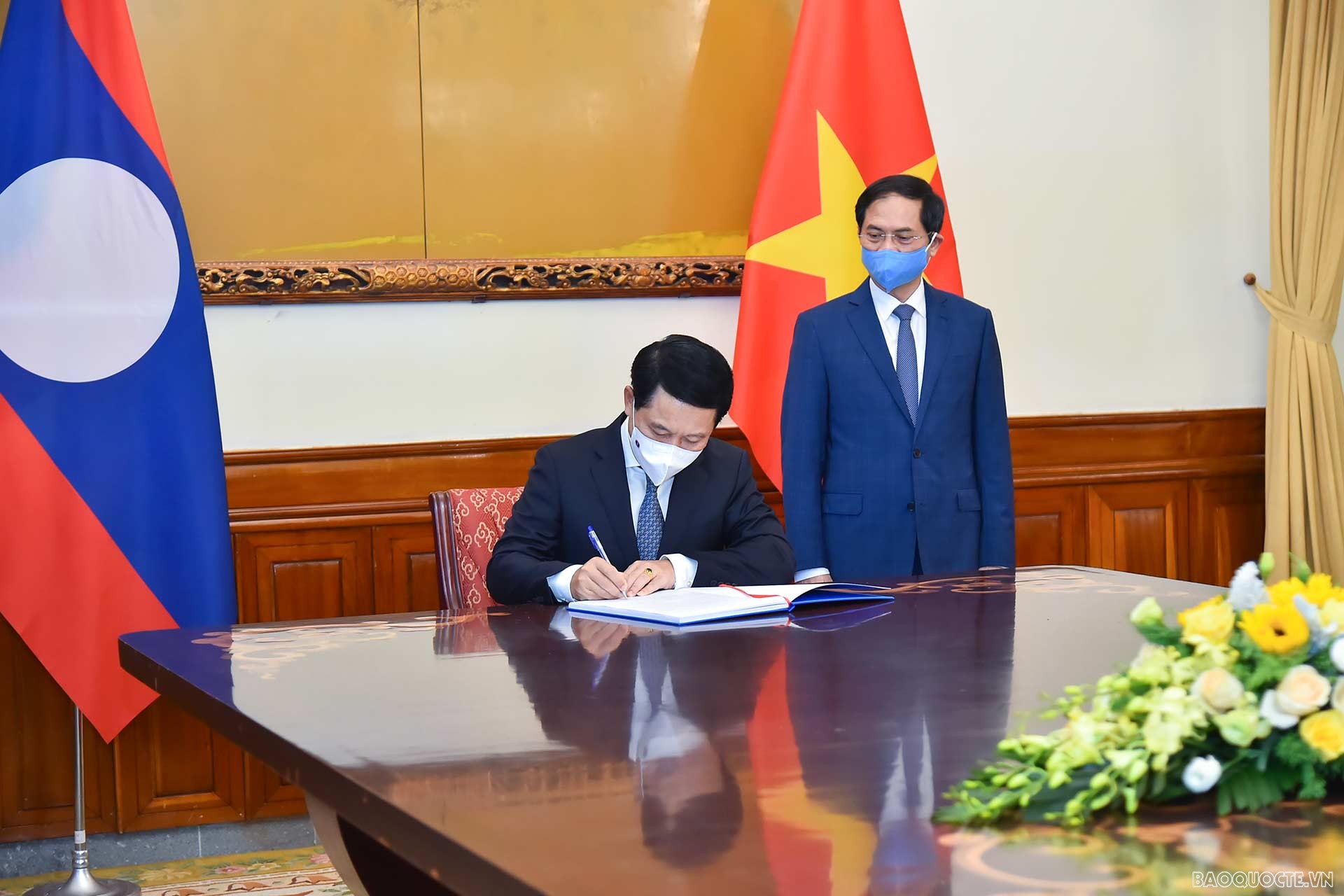 Bộ trưởng Ngoại giao Bùi Thanh Sơn tiếp Bộ trưởng Ngoại giao Lào Saleumxay Kommasith