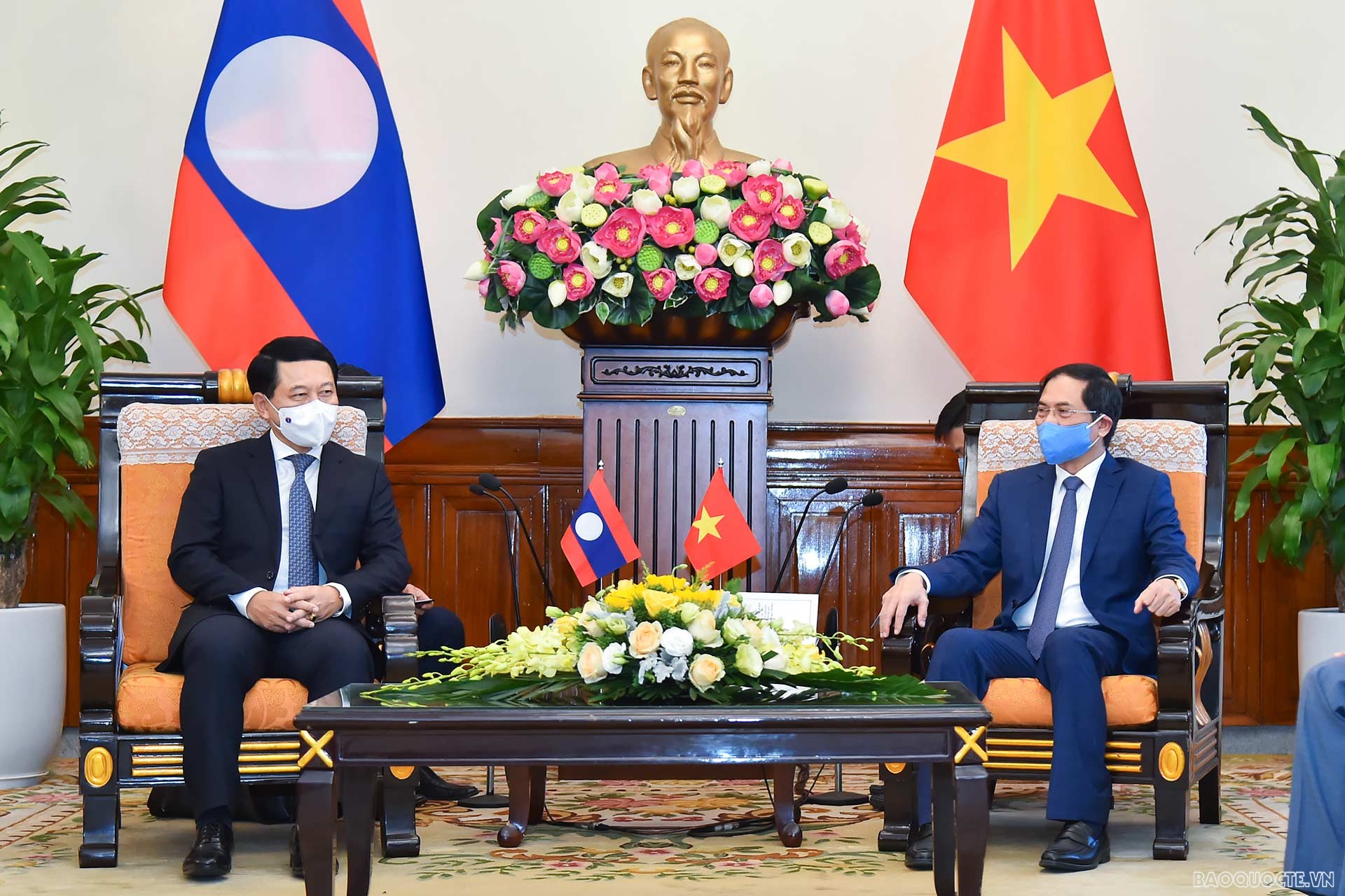 Bộ trưởng Ngoại giao Bùi Thanh Sơn tiếp Bộ trưởng Ngoại giao Lào Saleumxay Kommasith