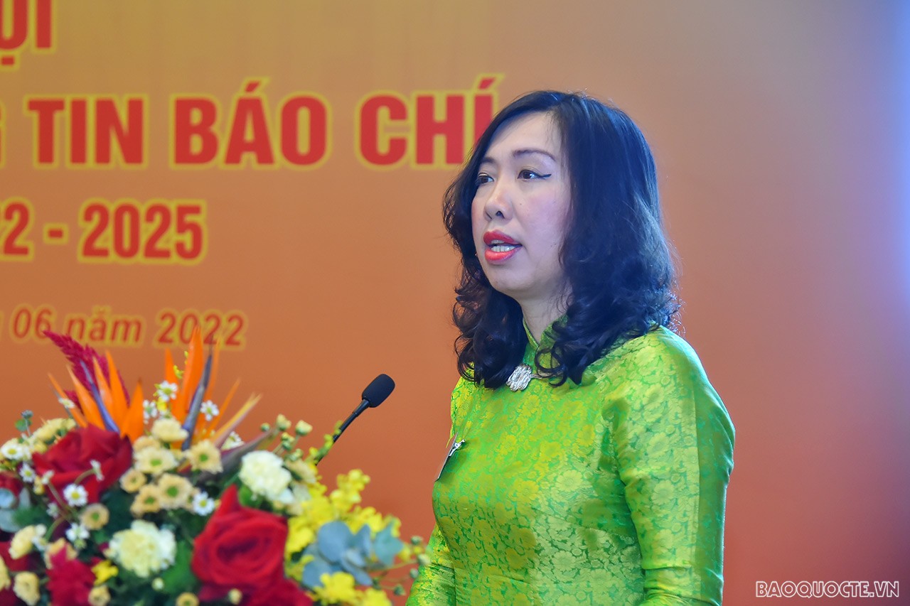 Đồng chí Lê Thị Thu Hằng, Trợ lý Bộ trưởng Ngoại giao, Vụ trưởng Vụ Thông tin báo chí, Bí thư Chi bộ Vụ Thông tin báo chí nhiệm kỳ 2020-2022 trình bày báo cáo trước Đại hội. (Ảnh: Anh Sơn)