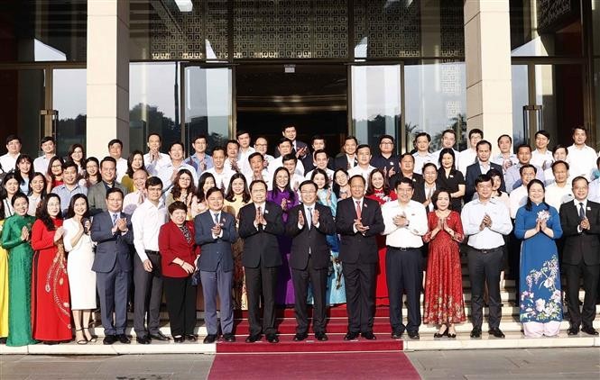 Chủ tịch Quốc hội Vương Đình Huệ với đại biểu. (Ảnh: Doãn Tấn/TTXVN)Nhóm đại biểu Quốc hội trẻ năng động, nhiệt huyết, đóng góp quan trọng trong công tác lập pháp