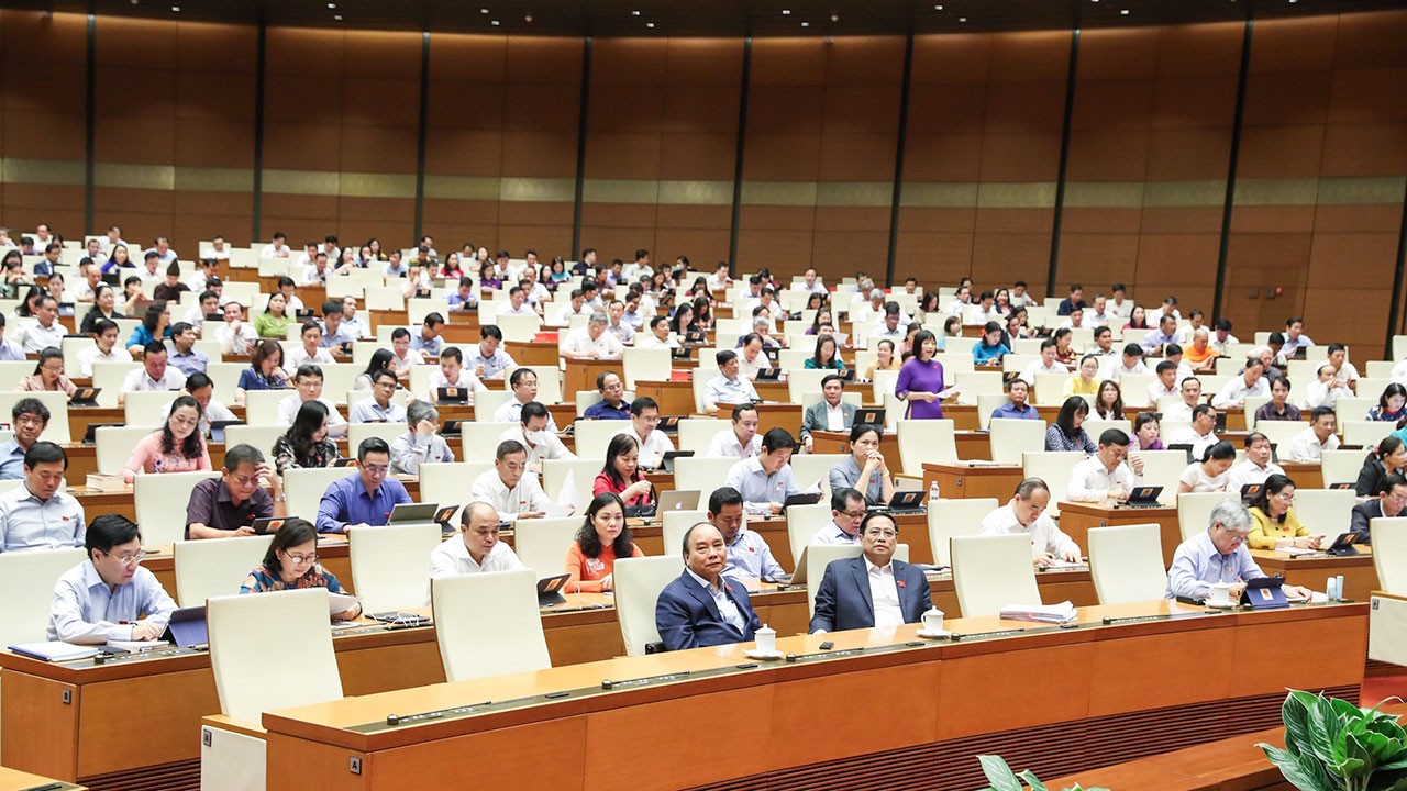 Các đại biểu dự họp tại hội trường về tình hình kinh tế- xã hội và ngân sách nhà nước, tạo điều kiện để kinh tế phục hồi, phát triển sáng ngày 2/6. 