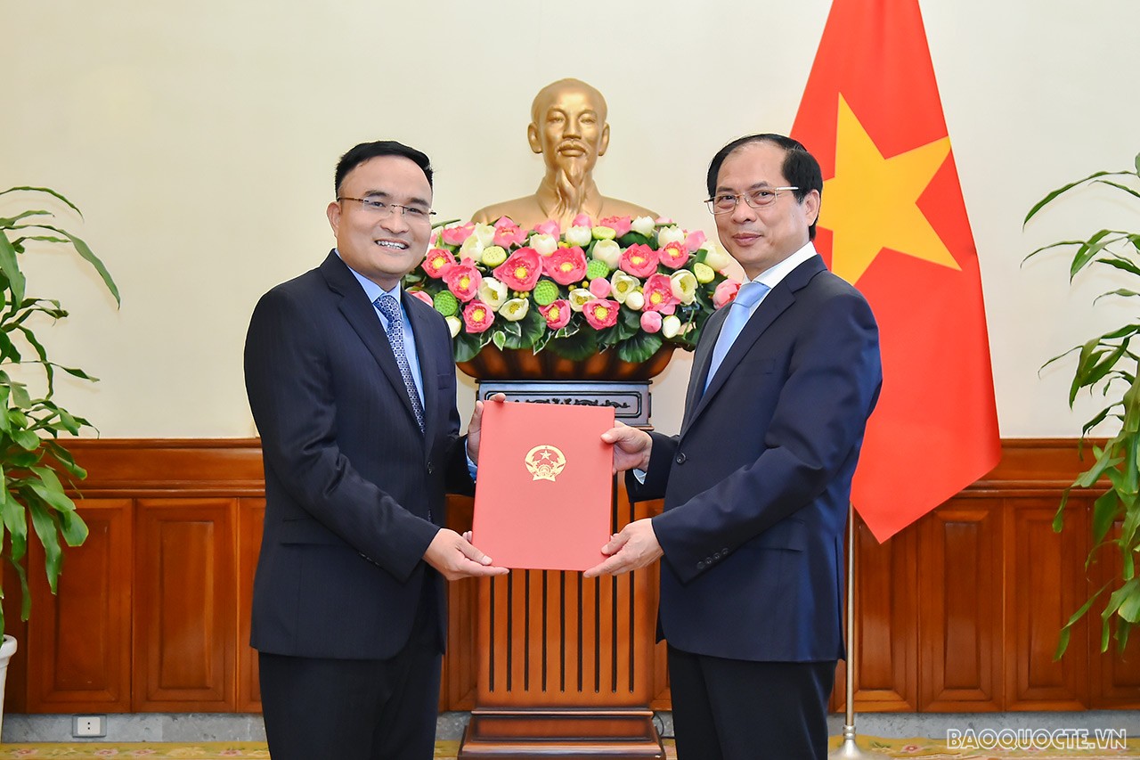 Ủy viên Trung ương Đảng, Bộ trưởng Ngoại giao Bùi Thanh Sơn trao quyết định bổ nhiệm ông Lê Đình Tĩnh, Viện trưởng Viện Nghiên cứu chiến lược ngoại giao, Học viện Ngoại giao, giữ chức Vụ trưởng Vụ Chính sách đối ngoại. Ủy viên Trung ương Đảng, Bộ trưởng Ngoại giao Bùi Thanh Sơn trao quyết định bổ nhiệm ông Lê Đình Tĩnh, Viện trưởng Viện Nghiên cứu chiến lược ngoại giao, Học viện Ngoại giao, giữ chức Vụ trưởng Vụ Chính sách đối ngoại.