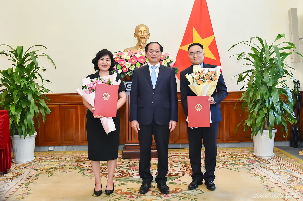 Đối với tân Vụ trưởng Vụ Chính sách đối ngoại, Bộ trưởng mong muốn, ông Lê Đình Tĩnh tiếp nối truyền thống của các thế hệ đi trước, phối hợp chặt chẽ với các đơn vị có liên quan trong và ngoài Bộ, tiếp tục nâng cao hơn nữa chất lượng của công tác nghiên cứu, dự báo chiến lược của Bộ trong tình hình mới; từ đó đề xuất, tham mưu chính sách cho Lãnh đạo Bộ; đóng góp thiết thực vào công cuộc xây dựng nền ngoại giao toàn diện, hiện đại. Bộ trưởng tin tưởng, với năng lực và kinh nghiệm của mình, các cán bộ mới được bổ nhiệm sẽ phát huy được năng lực và sở trường, lãnh đạo đơn vị đoàn kết, hoàn thành tốt nhiệm vụ được giao, đóng góp vào thành công chung của công tác đối ngoại đất nước. Đối với tân Vụ trưởng Vụ Chính sách đối ngoại, Bộ trưởng mong muốn, ông Lê Đình Tĩnh tiếp nối truyền thống của các thế hệ đi trước, phối hợp chặt chẽ với các đơn vị có liên quan trong và ngoài Bộ, tiếp tục nâng cao hơn nữa chất lượng của công tác nghiên cứu, dự báo chiến lược của Bộ trong tình hình mới; từ đó đề xuất, tham mưu chính sách cho Lãnh đạo Bộ; đóng góp thiết thực vào công cuộc xây dựng nền ngoại giao toàn diện, hiện đại. Bộ trưởng tin tưởng, với năng lực và kinh nghiệm của mình, các cán bộ mới được bổ nhiệm sẽ phát huy được năng lực và sở trường, lãnh đạo đơn vị đoàn kết, hoàn thành tốt nhiệm vụ được giao, đóng góp vào thành công chung của công tác đối ngoại đất nước.