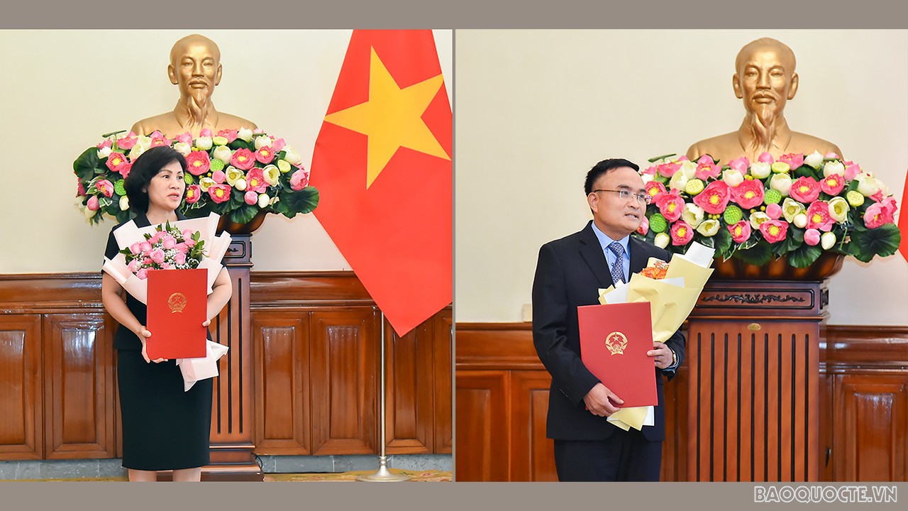 Bà Kiều Thị Hằng Phúc và ông Lê Đình Tĩnh cảm ơn lời căn dặn của Bộ trưởng Ngoại giao Bùi Thanh Sơn; khẳng định sẽ luôn nỗ lực hết sức mình, phát huy năng lực, không ngừng học hỏi để làm tốt công tác, nhiệm vụ được Đảng, Nhà nước và nhân dân giao phó, để đóng góp vào thành công chung của công tác đối ngoại. Bà Kiều Thị Hằng Phúc và ông Lê Đình Tĩnh cảm ơn lời căn dặn của Bộ trưởng Ngoại giao Bùi Thanh Sơn; khẳng định sẽ luôn nỗ lực hết sức mình, phát huy năng lực, không ngừng học hỏi để làm tốt công tác, nhiệm vụ được Đảng, Nhà nước và nhân dân giao phó, để đóng góp vào thành công chung của công tác đối ngoại.