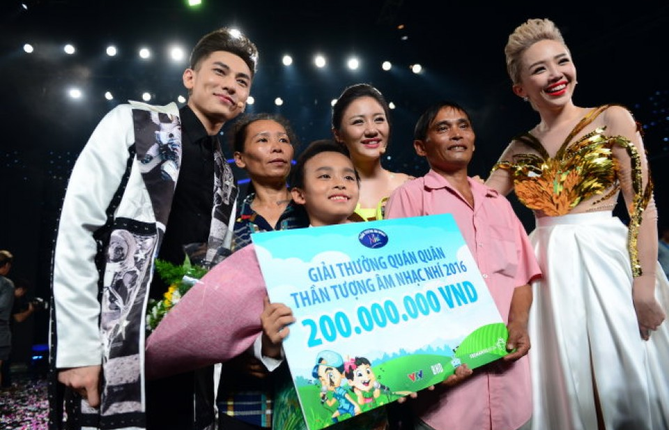 Quán quân Thần tượng âm nhạc nhí là cậu bé hát nhạc đám cưới