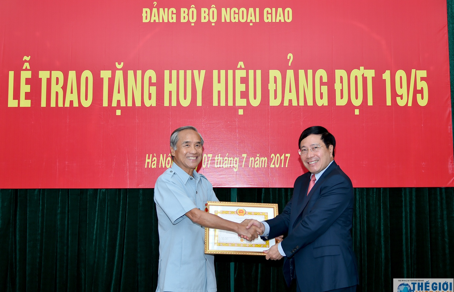 Đảng ủy Bộ Ngoại giao trao tặng Huy hiệu 55 năm, 45 năm, 40 năm và 30 năm tuổi Đảng