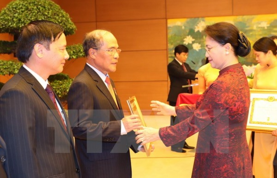 Trao Huy hiệu Đảng cho đảng viên Đảng bộ cơ quan Văn phòng Quốc hội