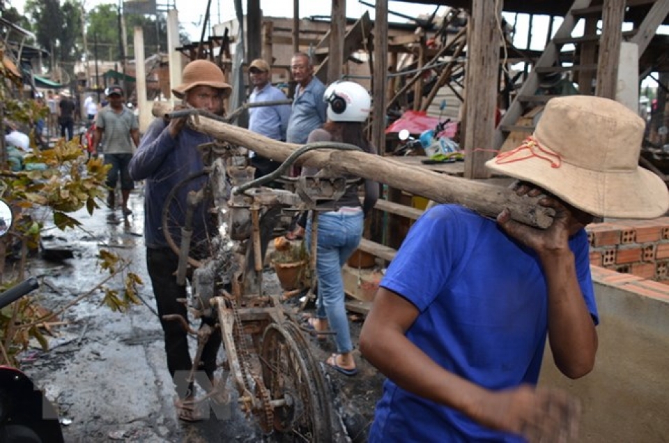 Chia sẻ khó khăn với kiều bào sau vụ hỏa hoạn ở thủ đô Phnom Penh tin nhap 20180710222637