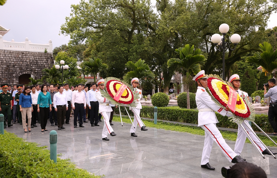 Phó Thủ tướng Vương Đình Huệ dâng hương tại Nghĩa trang liệt sĩ Đồi A1