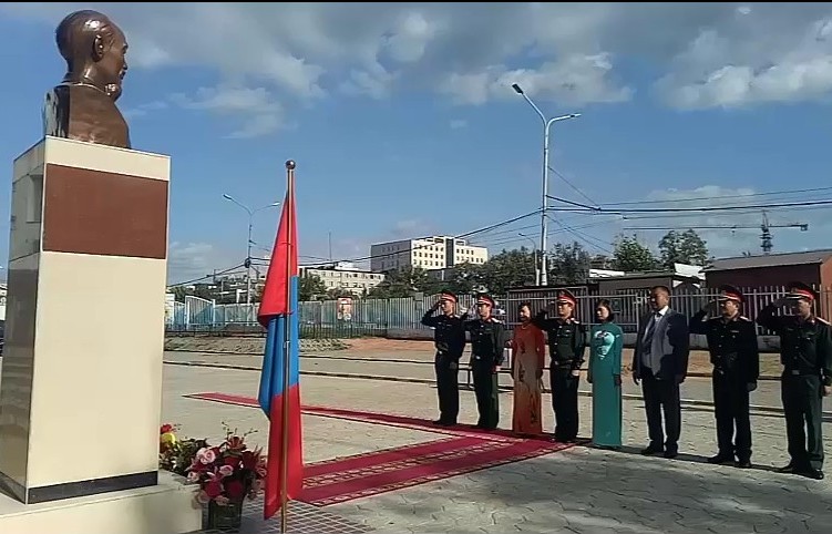 Viếng Chủ tịch Hồ Chí Minh và tưởng niệm các anh hùng liệt sỹ tại Mông Cổ